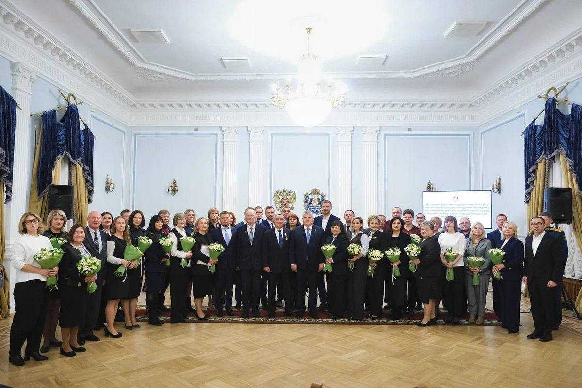 В День Конституции новгородцам вручили государственные награды