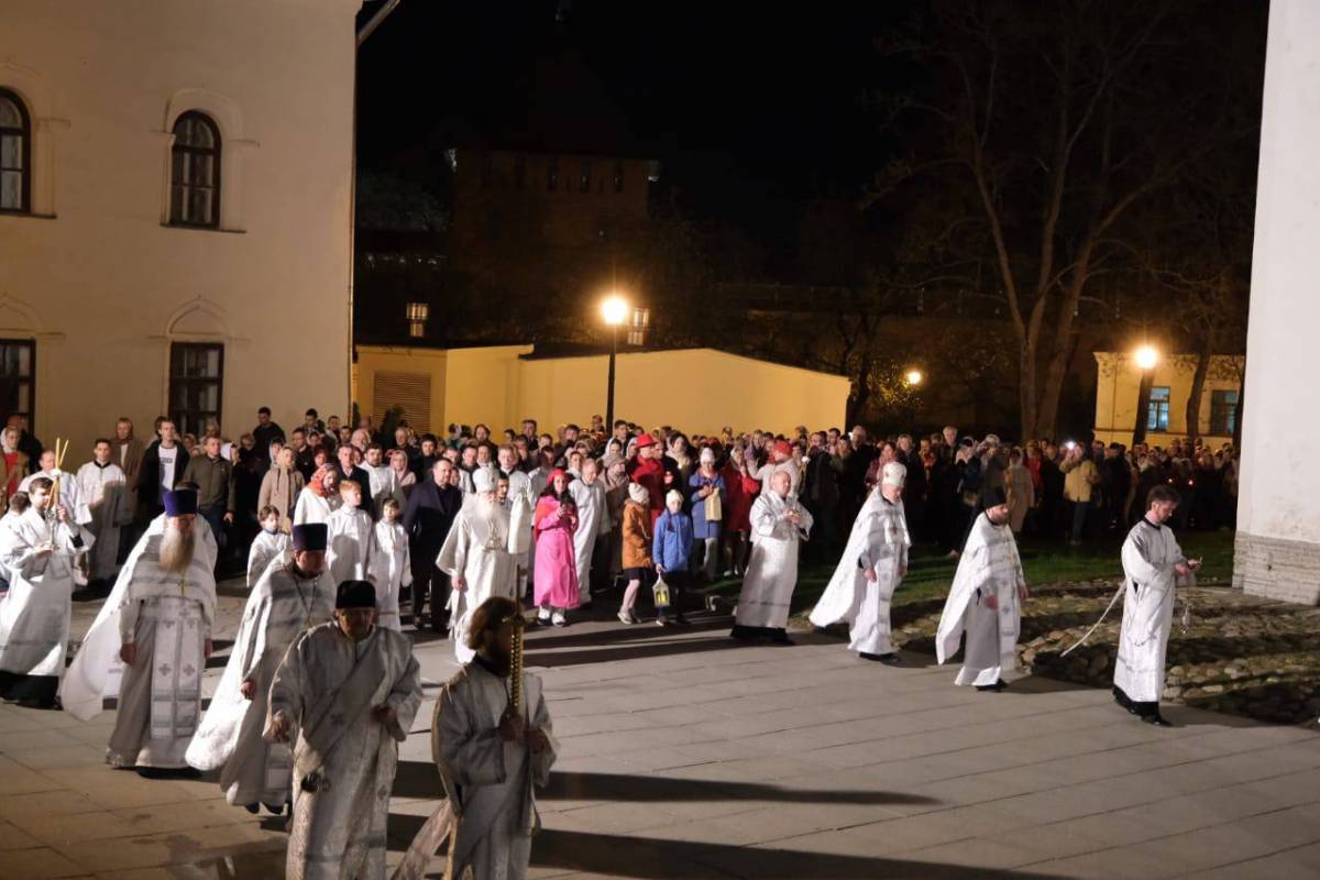 Православные христиане в Новгородской области празднуют Пасху
