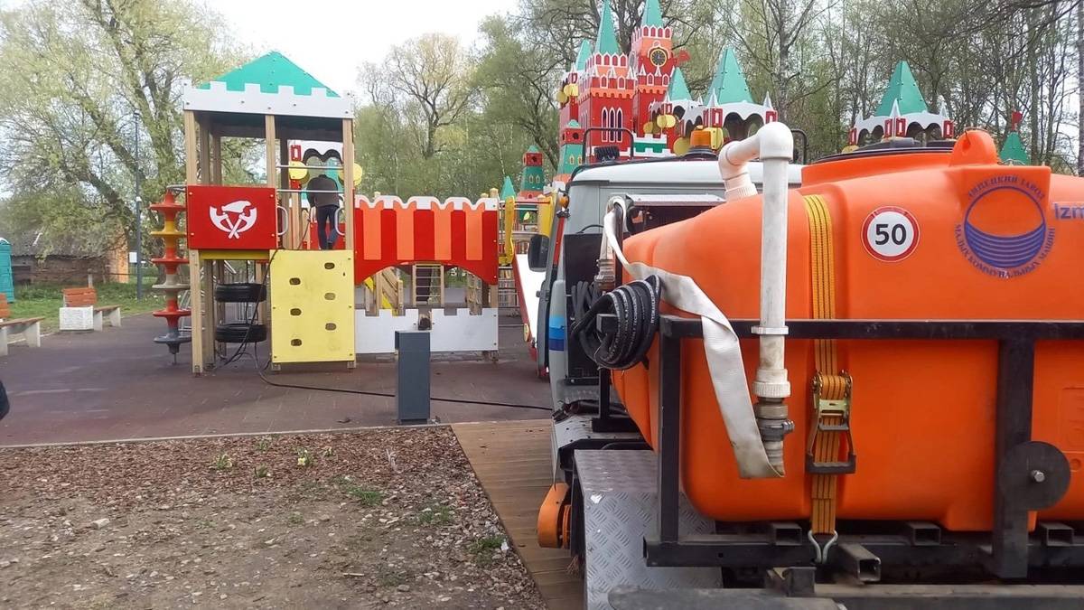Детский городок в парке Победы Старой Руссы отмыли к празднику