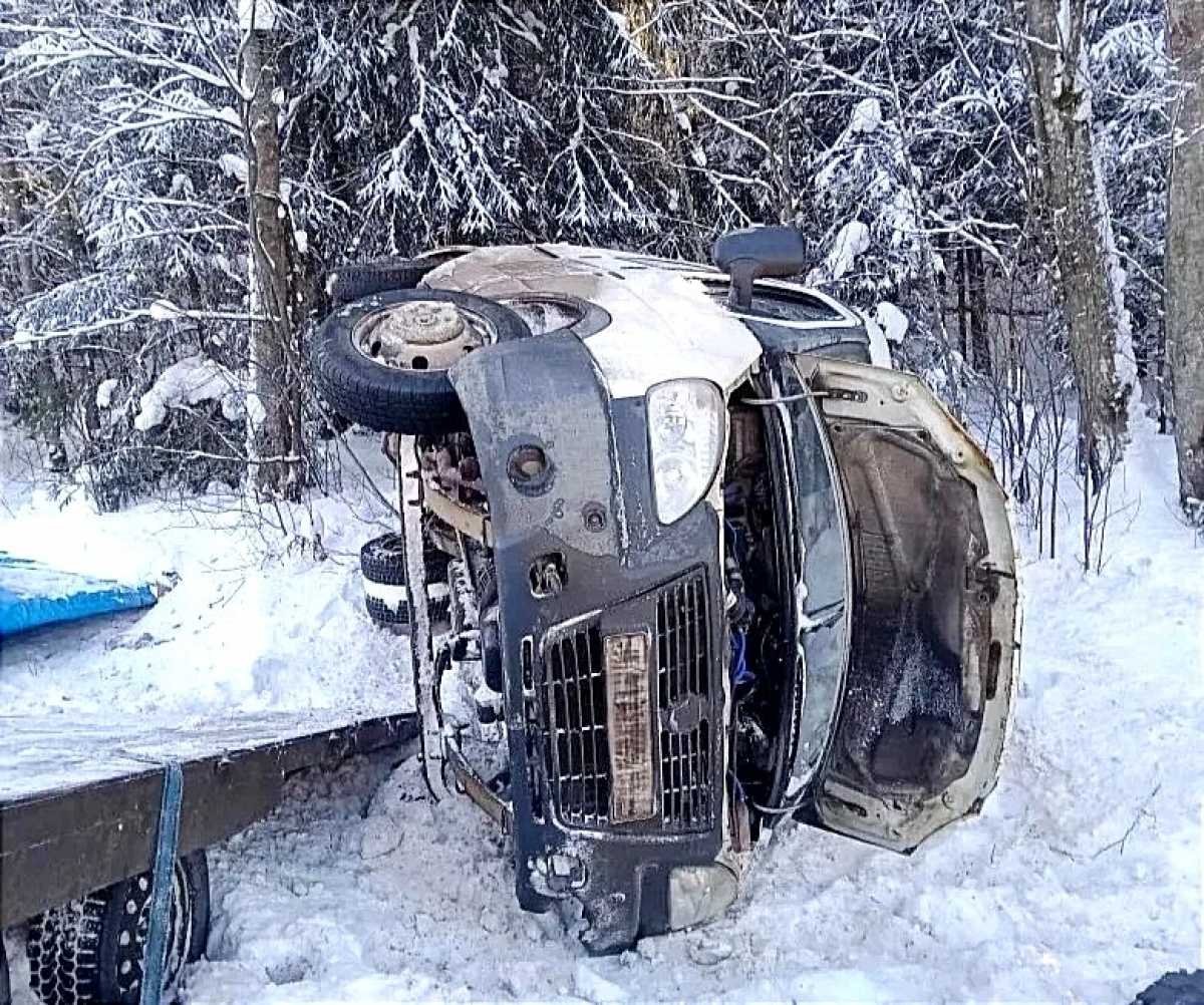 На М-10 в Крестецком округе «Газель» уехала в кювет