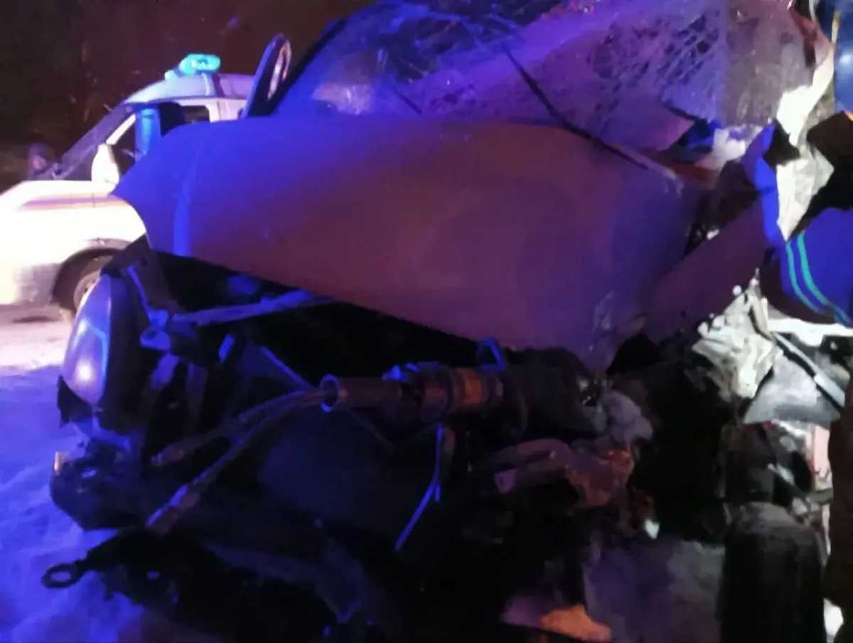 Под Чудовом спасатели помогли выбраться из грузовика пострадавшему в ДТП водителю