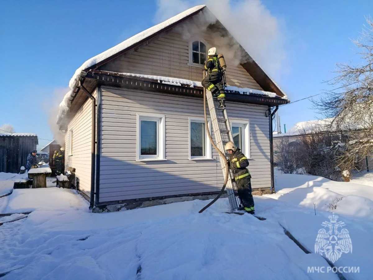 Пожарные потушили дома в Батецком и Старой Руссе