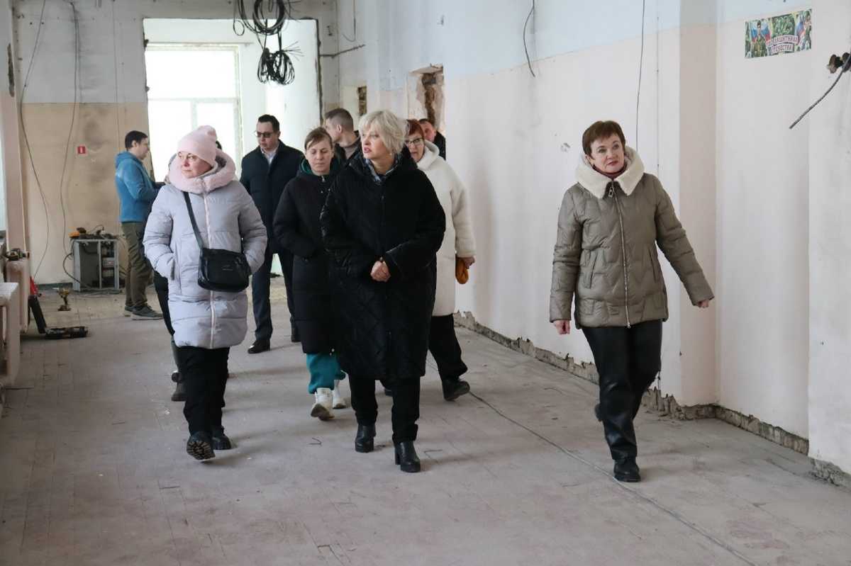 Ход ремонта школы в Новгородском округе оценила депутат Госдумы Елена Цунаева