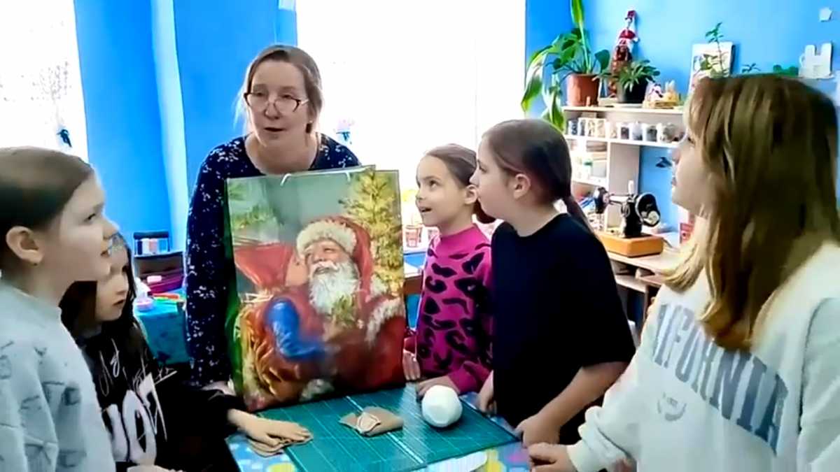 Детская мастерская «Лоскутное шитьё» в Мошенском получила подарок от губернатора