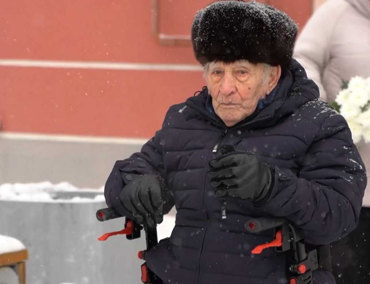 Новгородский ветеран Василий Крестьянинов отмечает вековой юбилей