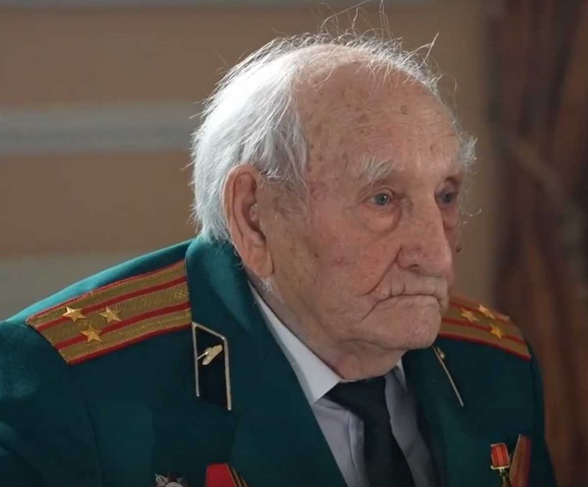 Александр Дронов поздравил новгородского ветерана Василия Крестьянинова со 100-летием