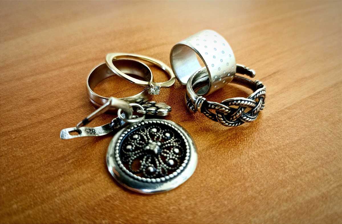 Боровичанин с пневматическим пистолетом напал на ювелирный магазин