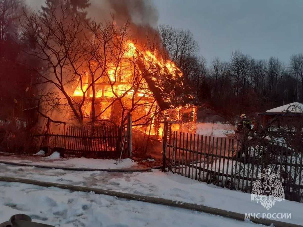 Из горевшего дома в Окуловке с помощью пожарной лестницы спасли семь человек