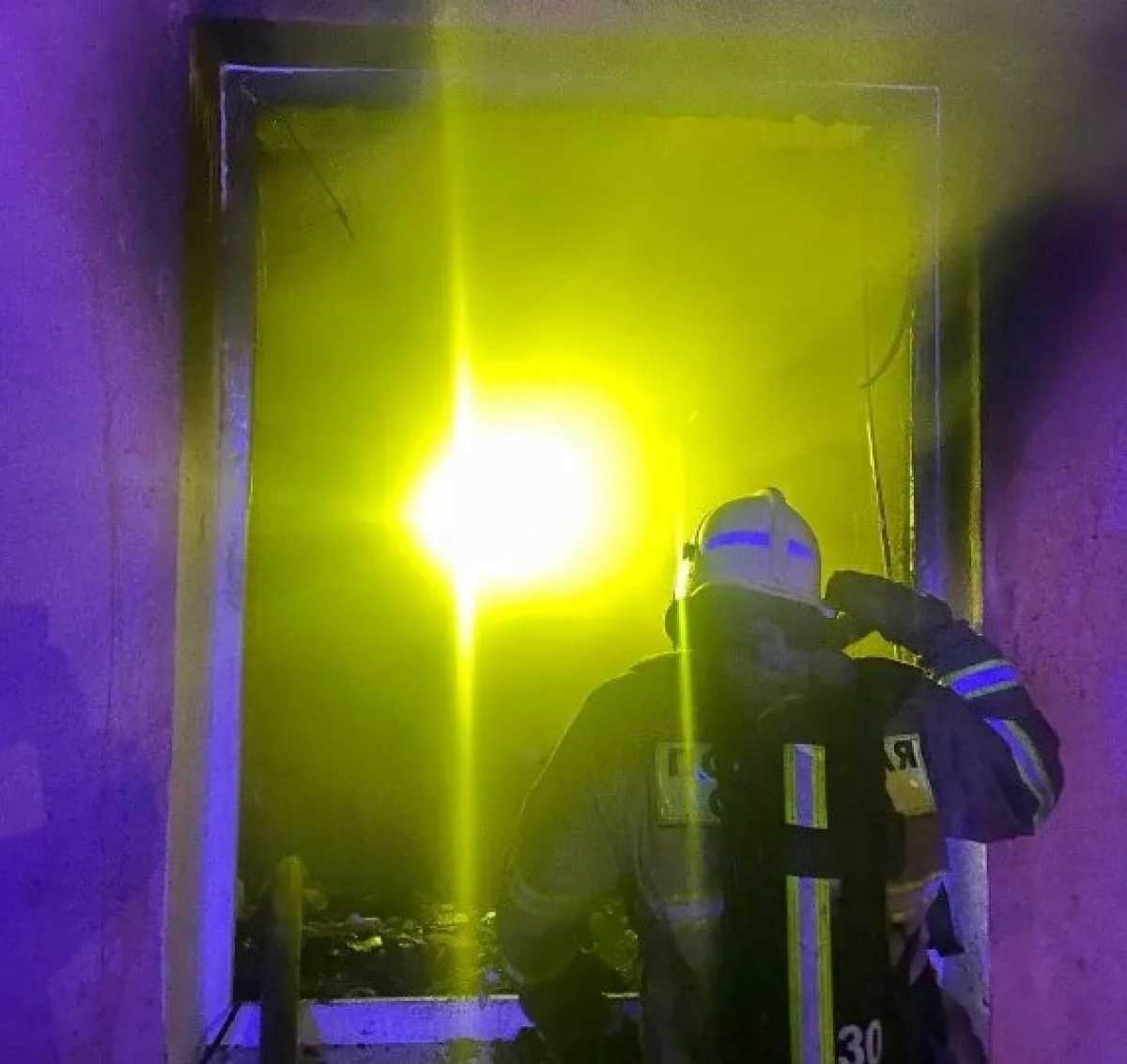 С пожара в Окуловке эвакуировали семь человек, среди которых ребёнок