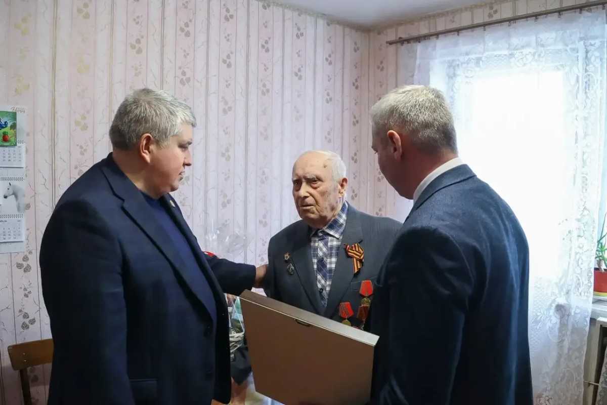 Александр Дронов навестил ветерана из Боровичей Ивана Андреева