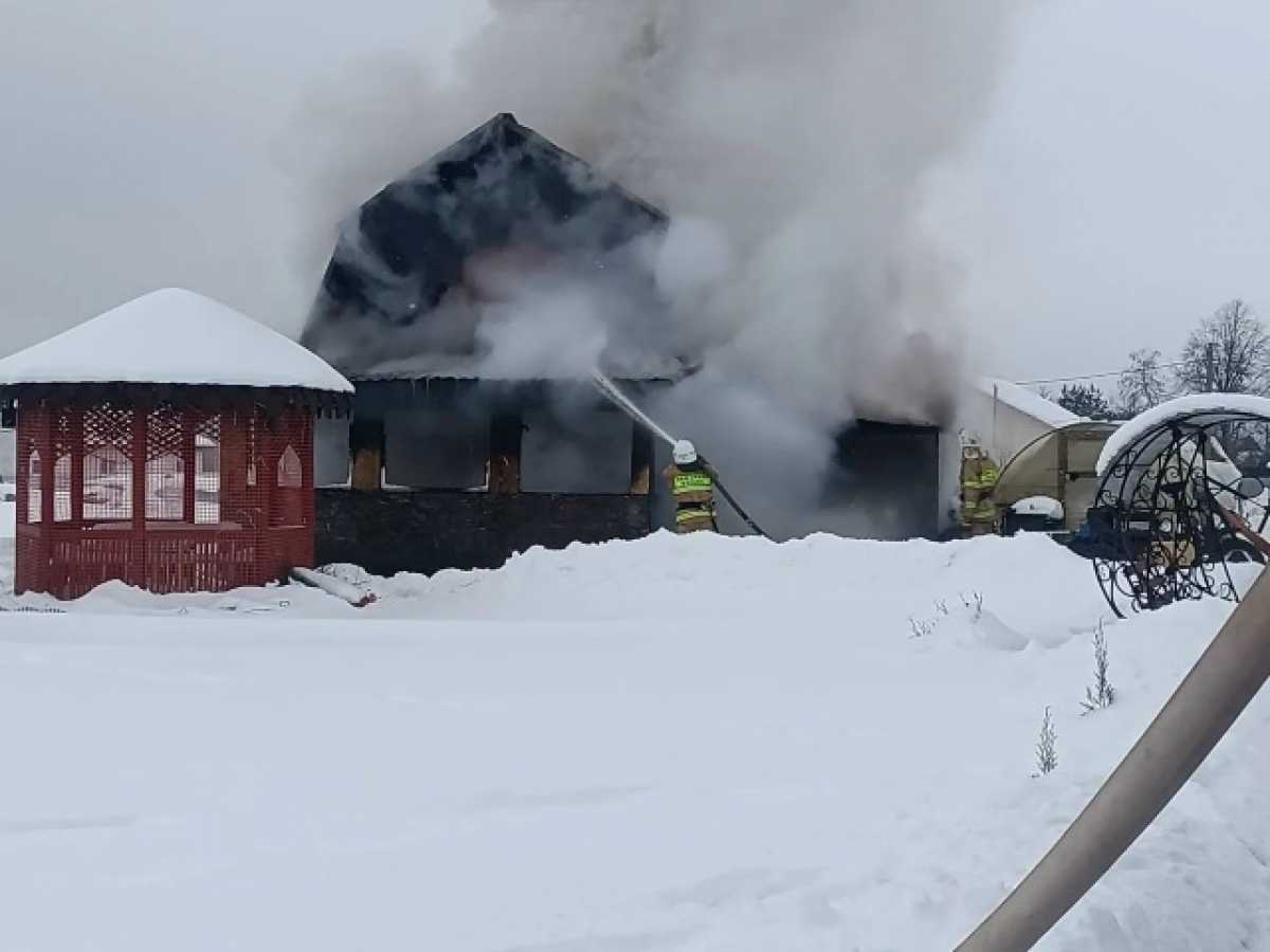 В новгородском Теремце сгорели дом и хозпостройка