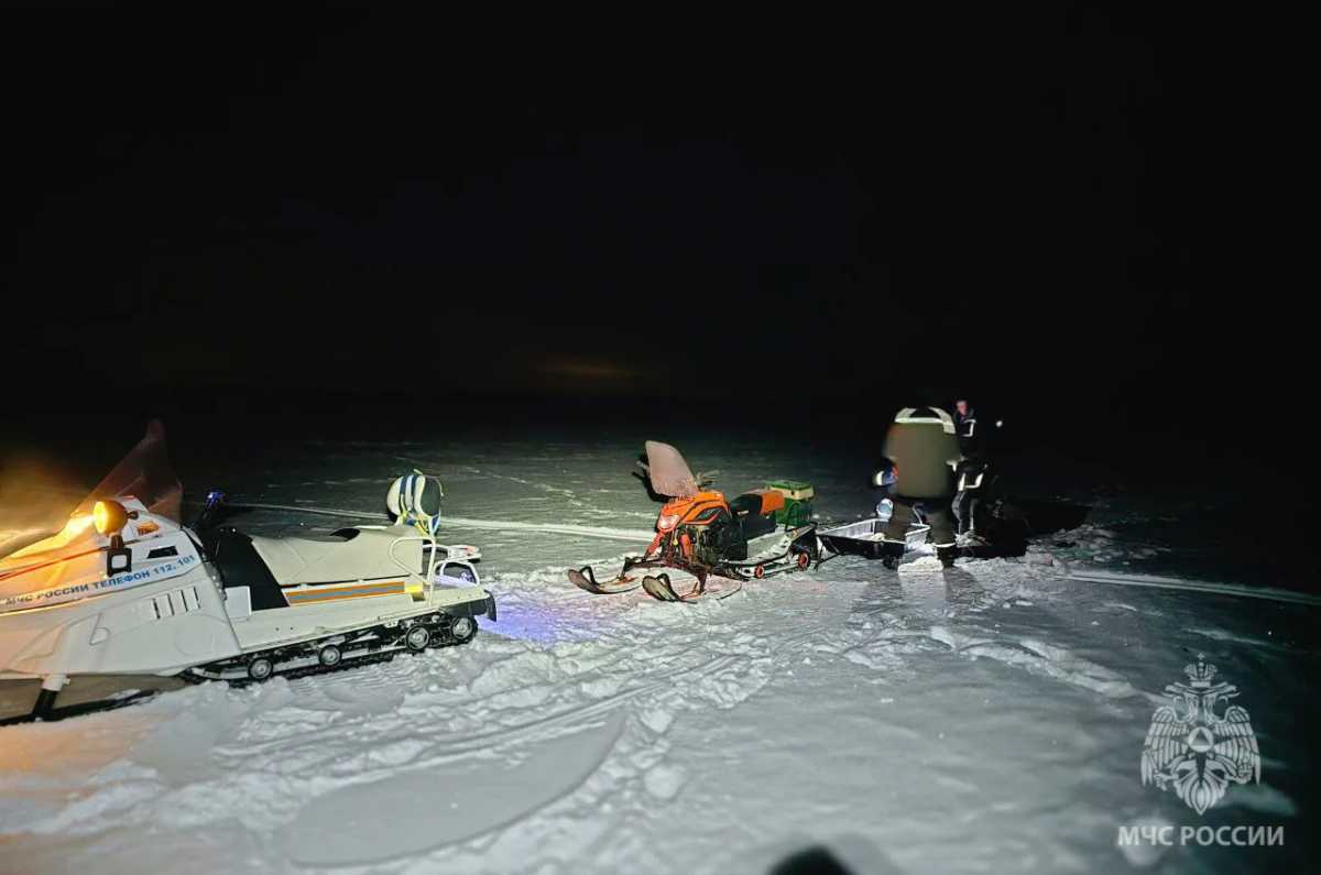 В Новгородском округе спасатели помогли пожилым рыбакам со сломанным снегоходом вернуться домой с Ильменя