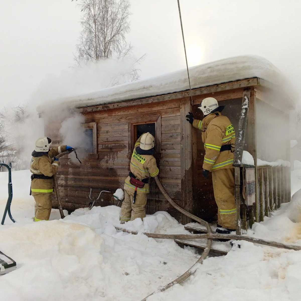 В деревне Рудново Парфинского округа вспыхнул пожар в бане