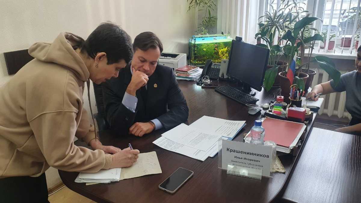 Страдающие от подтопления жильцы дома в Великом Новгороде попросили помощи у вице-губернатора