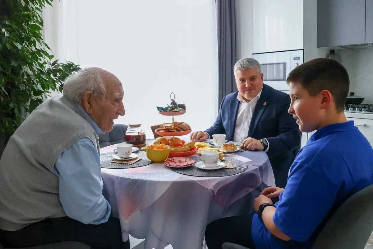 Новгородский ветеран Василий Крестьянинов принимает поздравления с Днём защитника Отечества