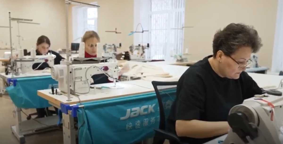 Боровичанка Кристина Пухаева шьёт спецкостюмы для участников СВО