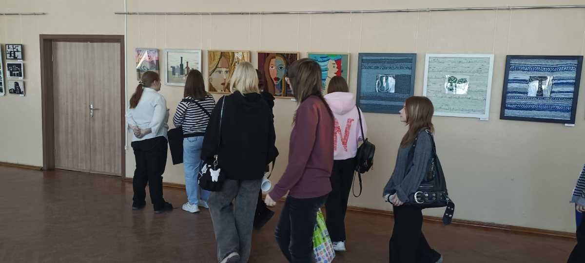 В новгородском колледже искусств имени Рахманинова открылась выставка гобеленов «Истории, рассказанные нитью»