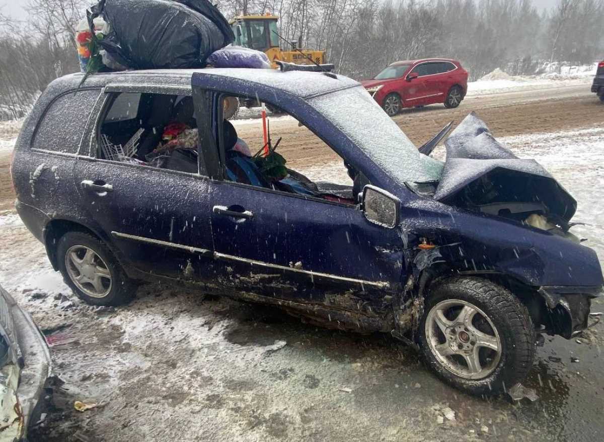 В ДТП с участием трех автомобилей в Новгородском округе погибла женщина-водитель