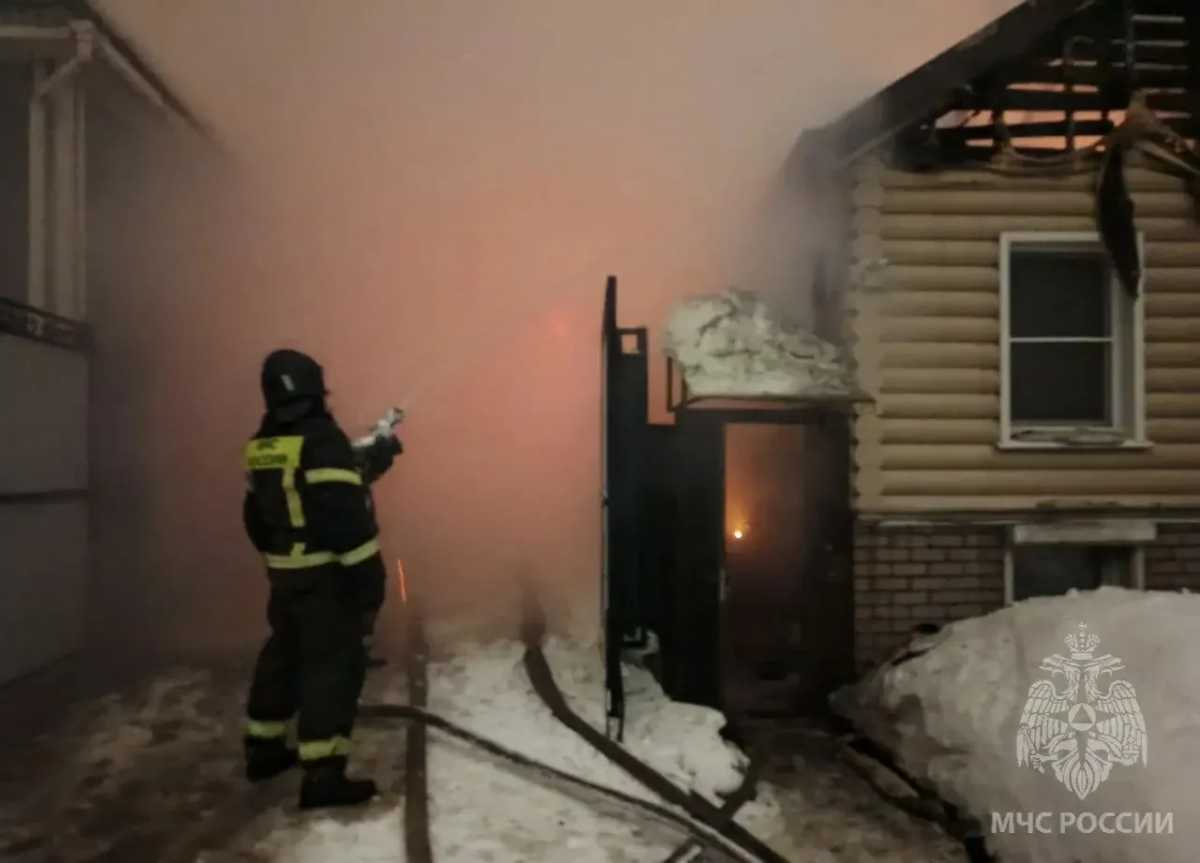 В Боровичах пожарные потушили горящий дом и спасли от огня два соседних