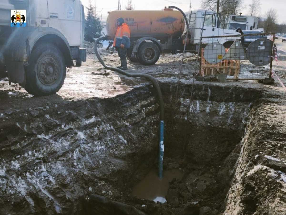 Две цистерны с водой привезли для оставшихся без водоснабжения новгородцев
