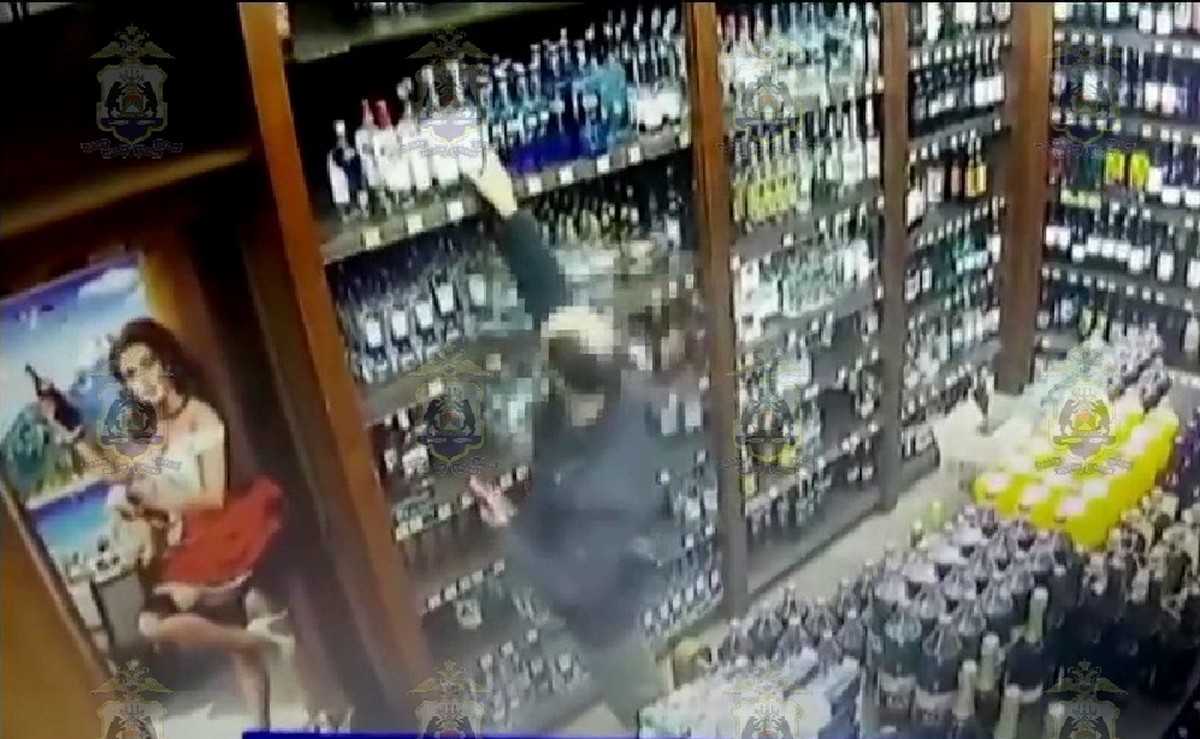 За попытку вынести бутылку коньяка за пазухой новгородец получил условный срок
