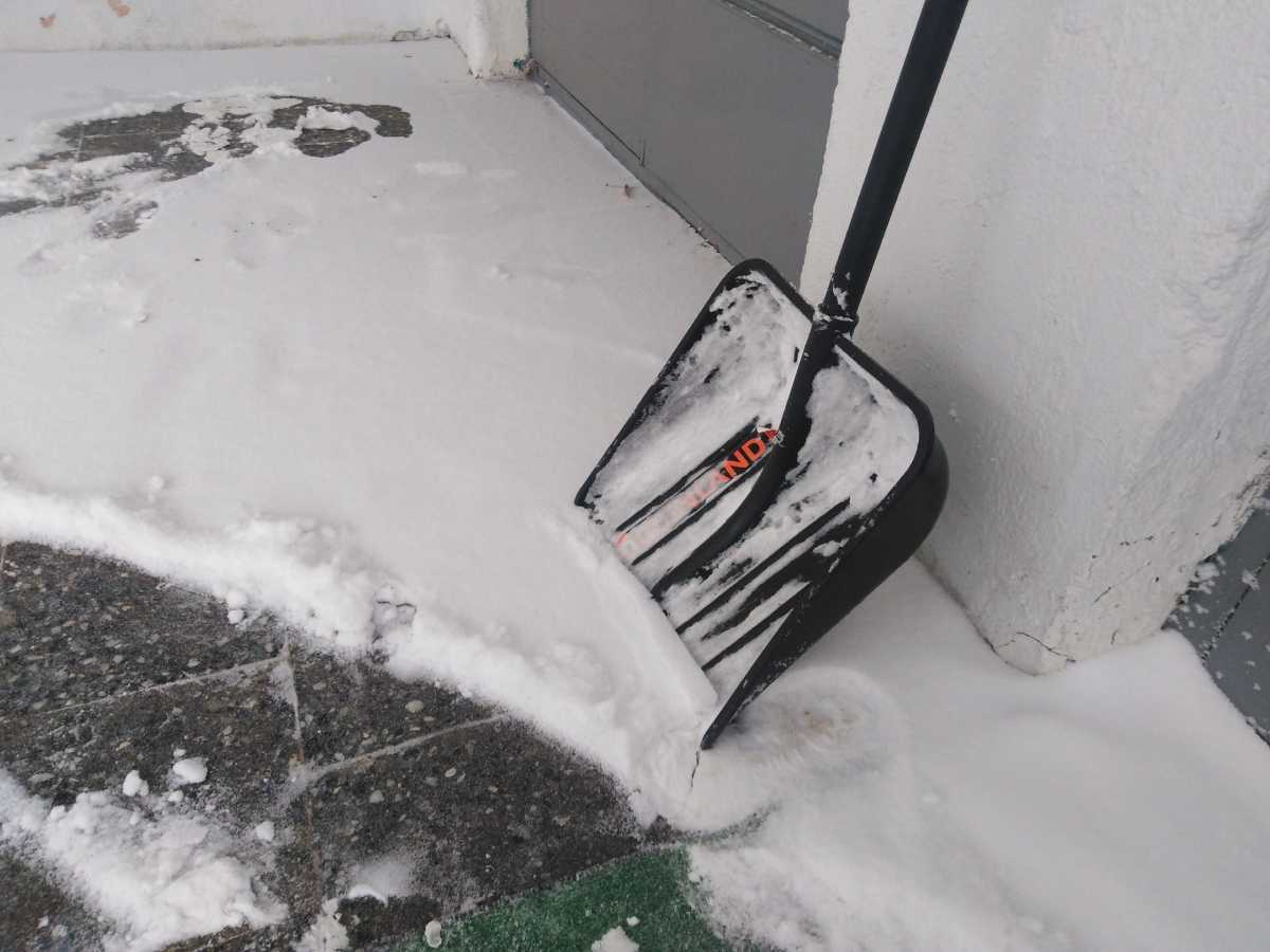 Новгородцы смогут пожаловаться на качество уборки снега во дворах на горячую линию