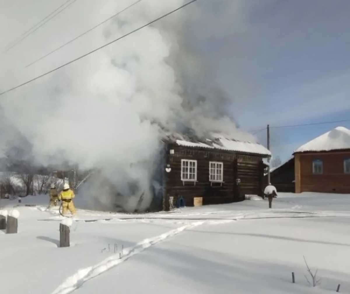 Пожарные потушили частный дом в Хвойнинском округе