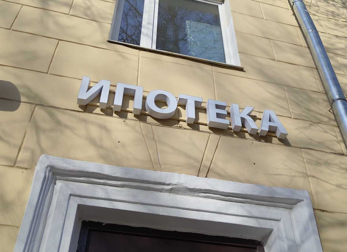 С марта вывески на зданиях в России должны быть только на русском языке