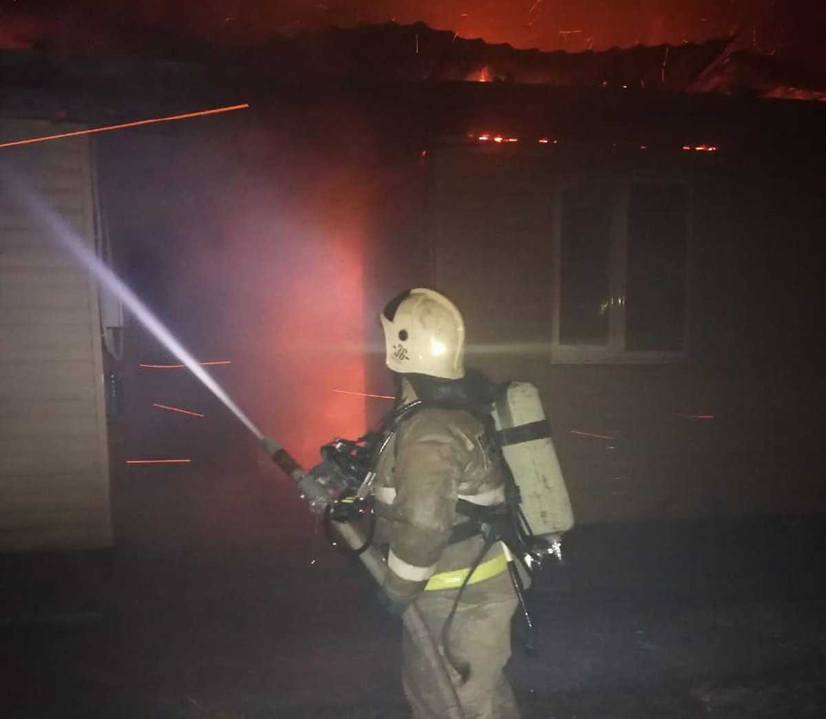 Семь пожаров за сутки: в Новгородской области горели гаражи, бани и жилые дома