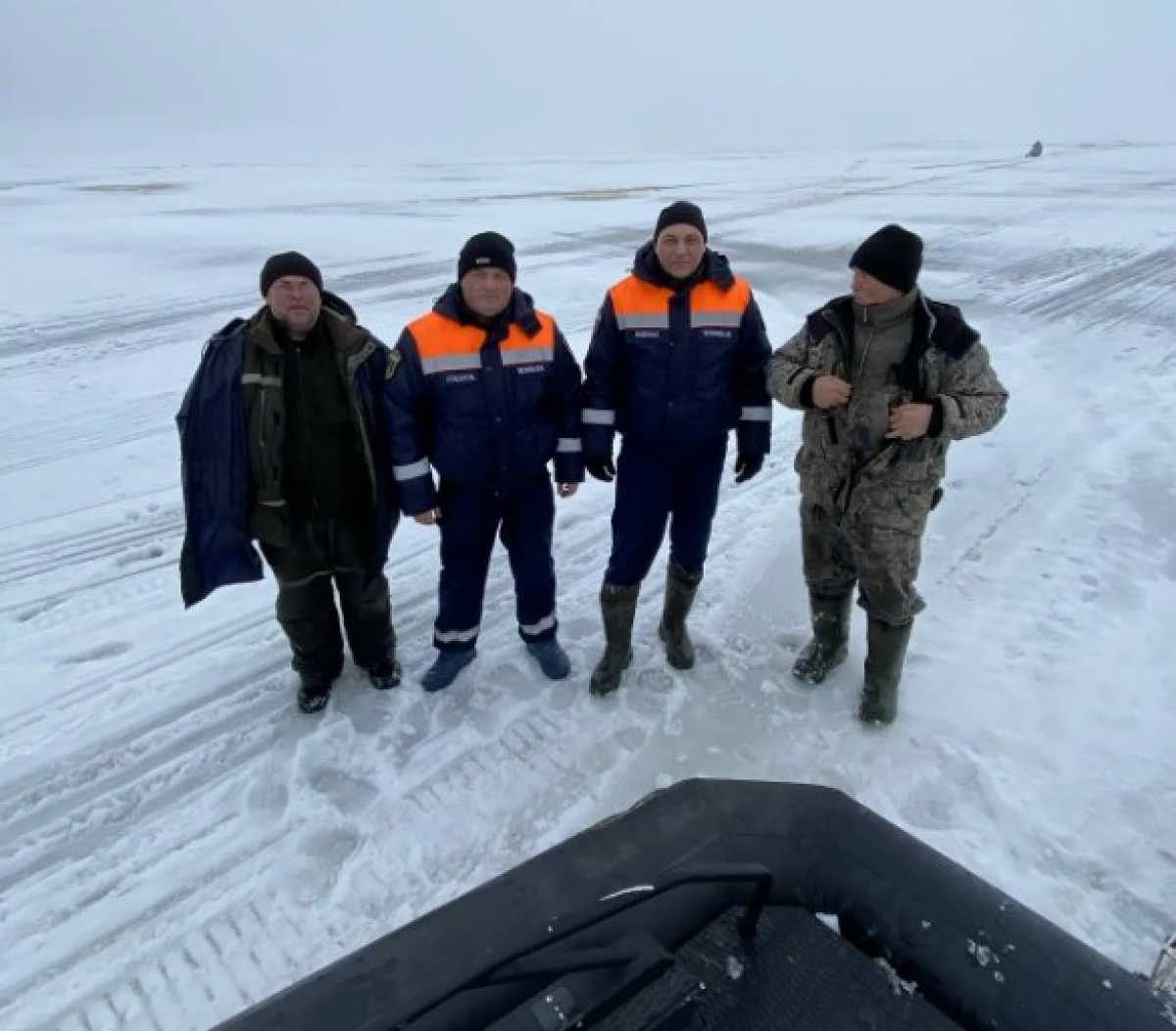 Спасатели вернули на берег трёх рыбаков, заблудившихся на Ильмене под Великим Новгородом