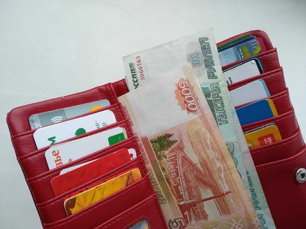 Бывшую сотрудницу банка в Мошенском обвиняют в краже у клиентов более 1 миллиона рублей