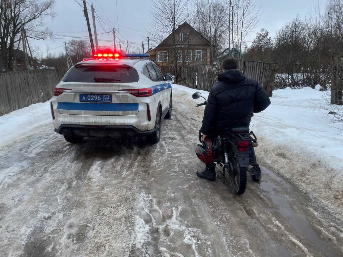 Под Великим Новгородом остановили подростка на мопеде без прав