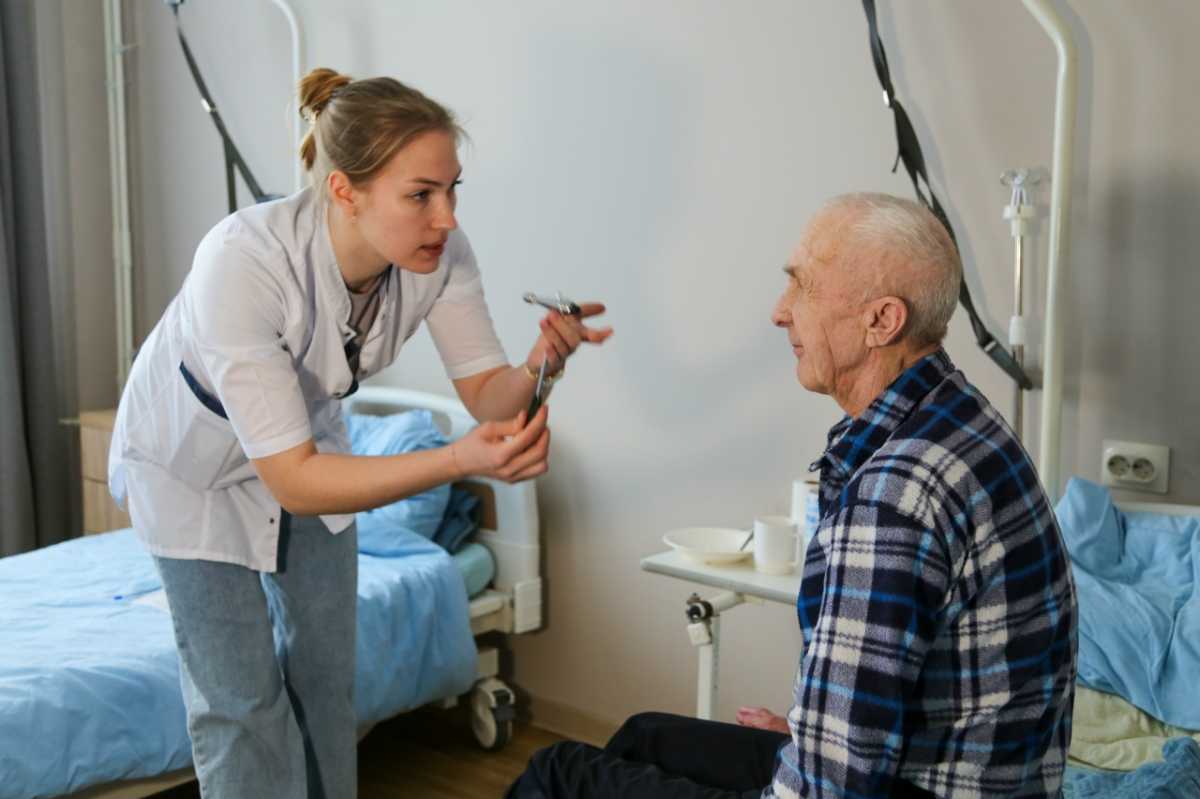 Жители новгородского Дома социальной заботы проходят диспансеризацию