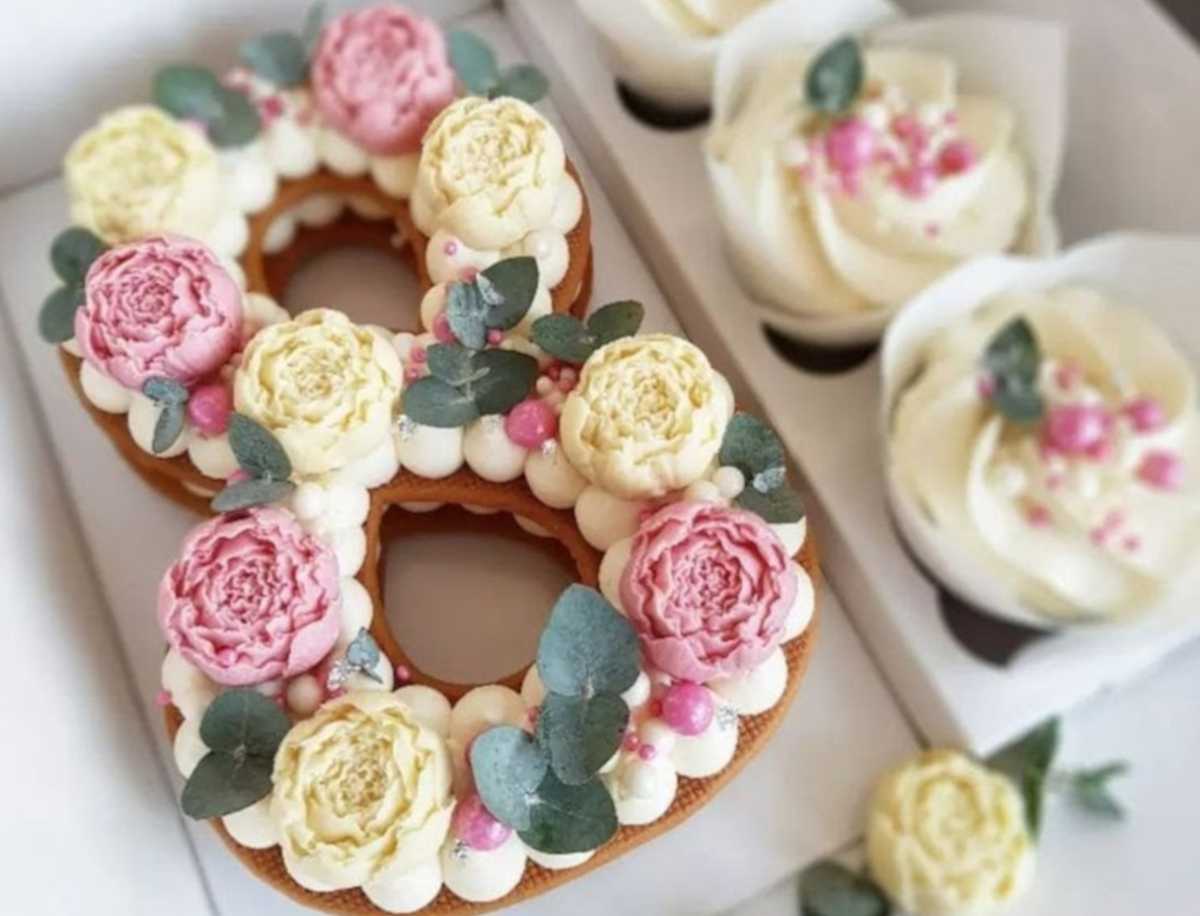 К 8 Марта окуловский кондитер предлагает розы в шоколадных горшочках, цветочные восьмёрки и букеты зефирной сирени