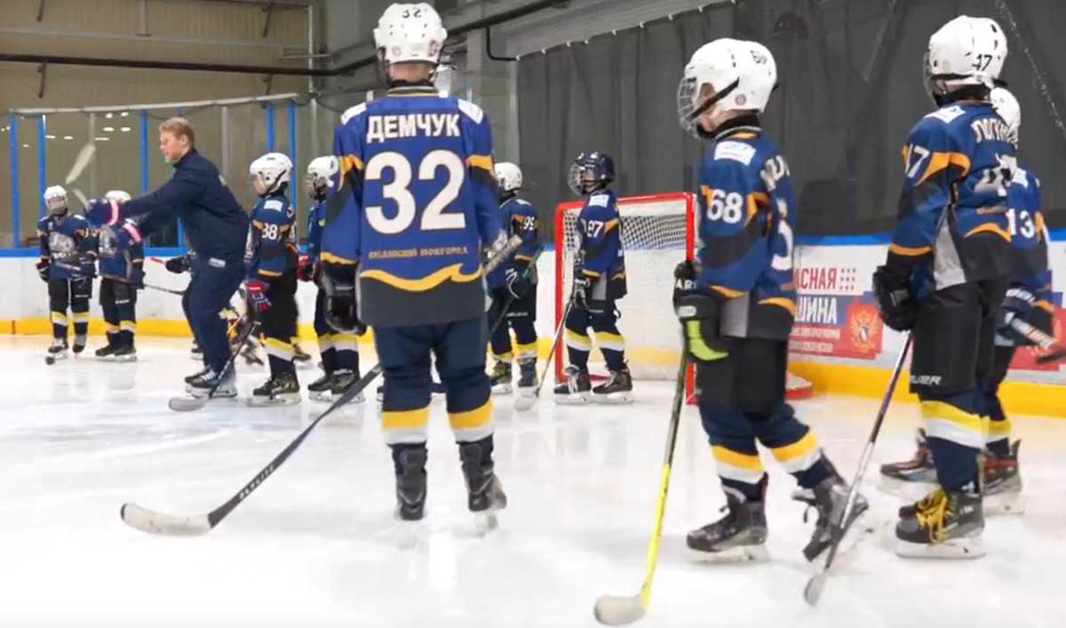 Юным новгородским хоккеистам мастер-класс дали известные спортсмены Сергей Андронов и Игорь Щадилов