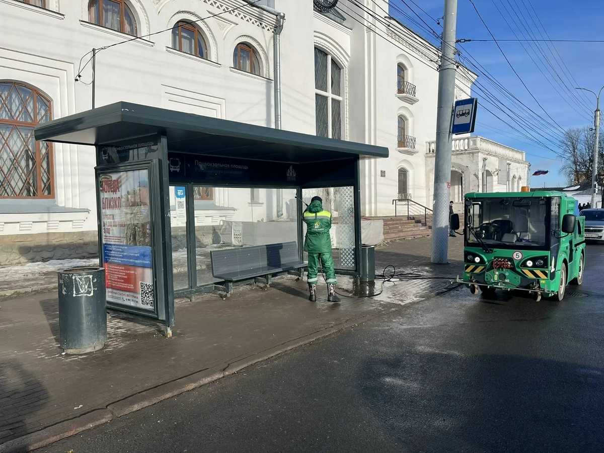 Коммунальщики приступили к мытью остановок в Великом Новгороде
