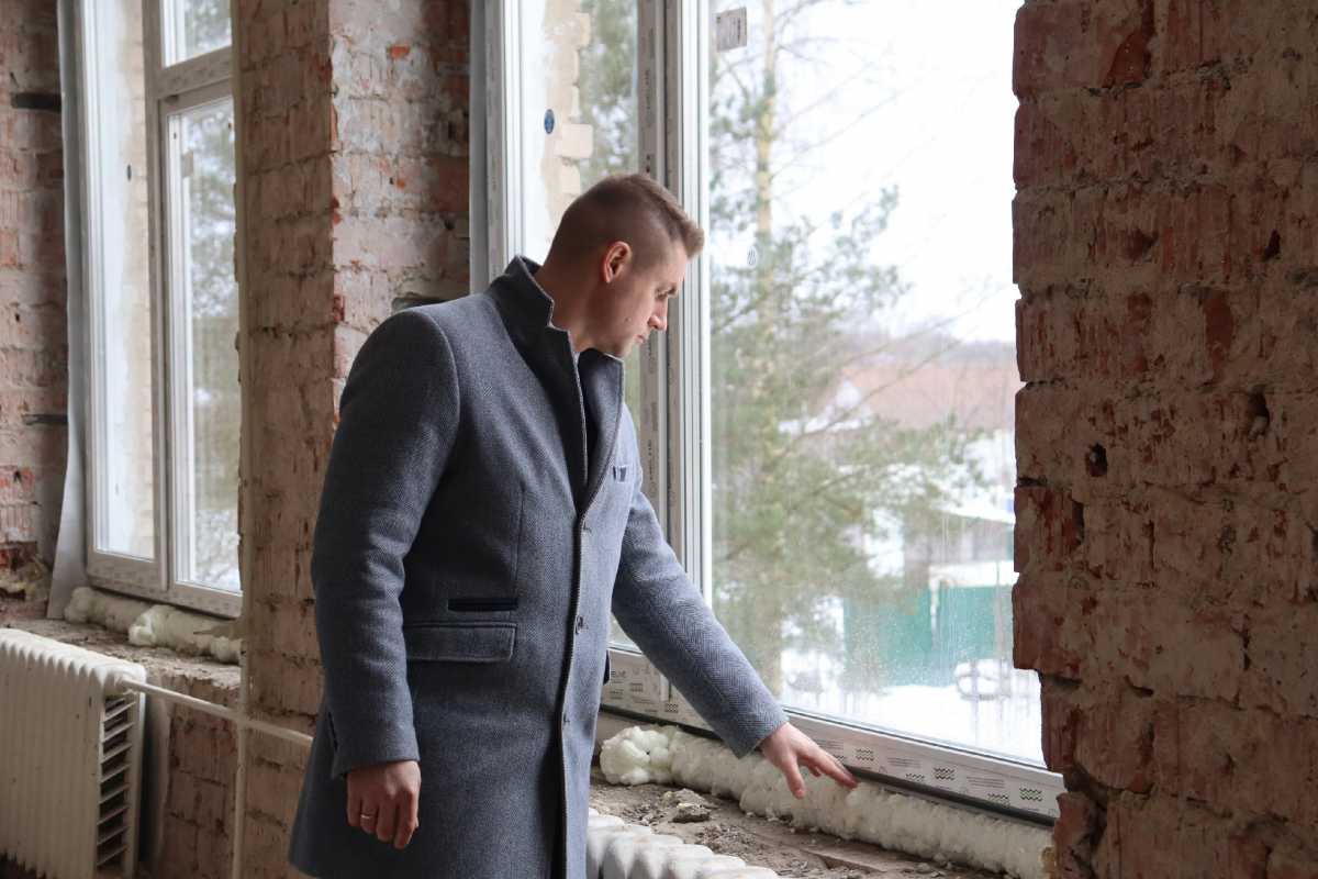 В школе в деревне Ермолино подрядчик приступил к выравниванию стен и демонтажу полов