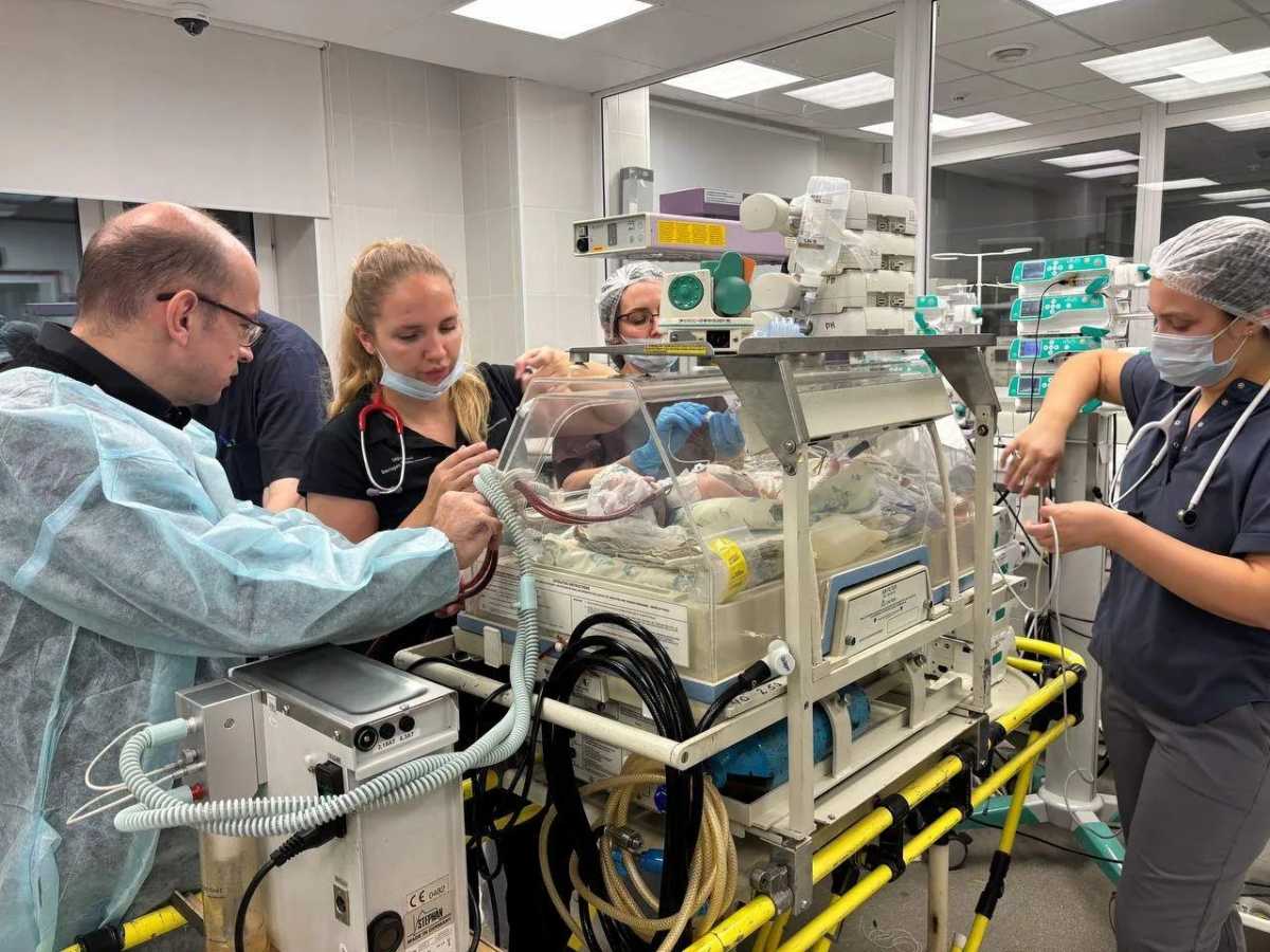 Врачи двух регионов борются за жизнь новорождённого из Великого Новгорода