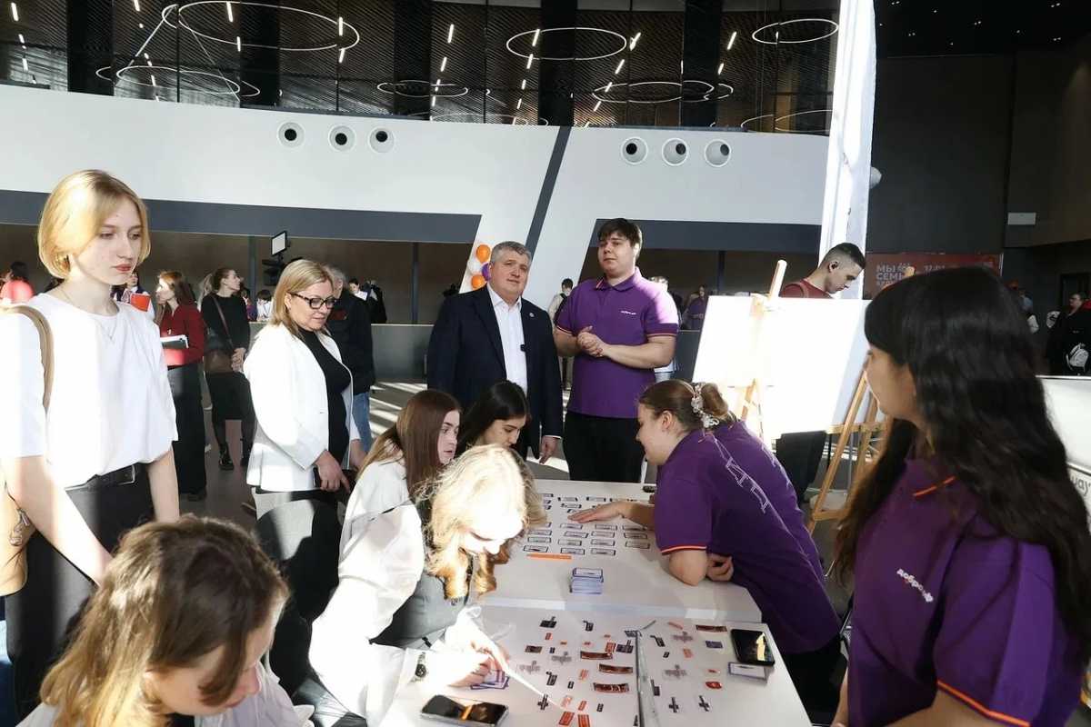 Александр Дронов ответил на вопросы новгородской молодёжи на форуме «Мы. Семья. Будущее»