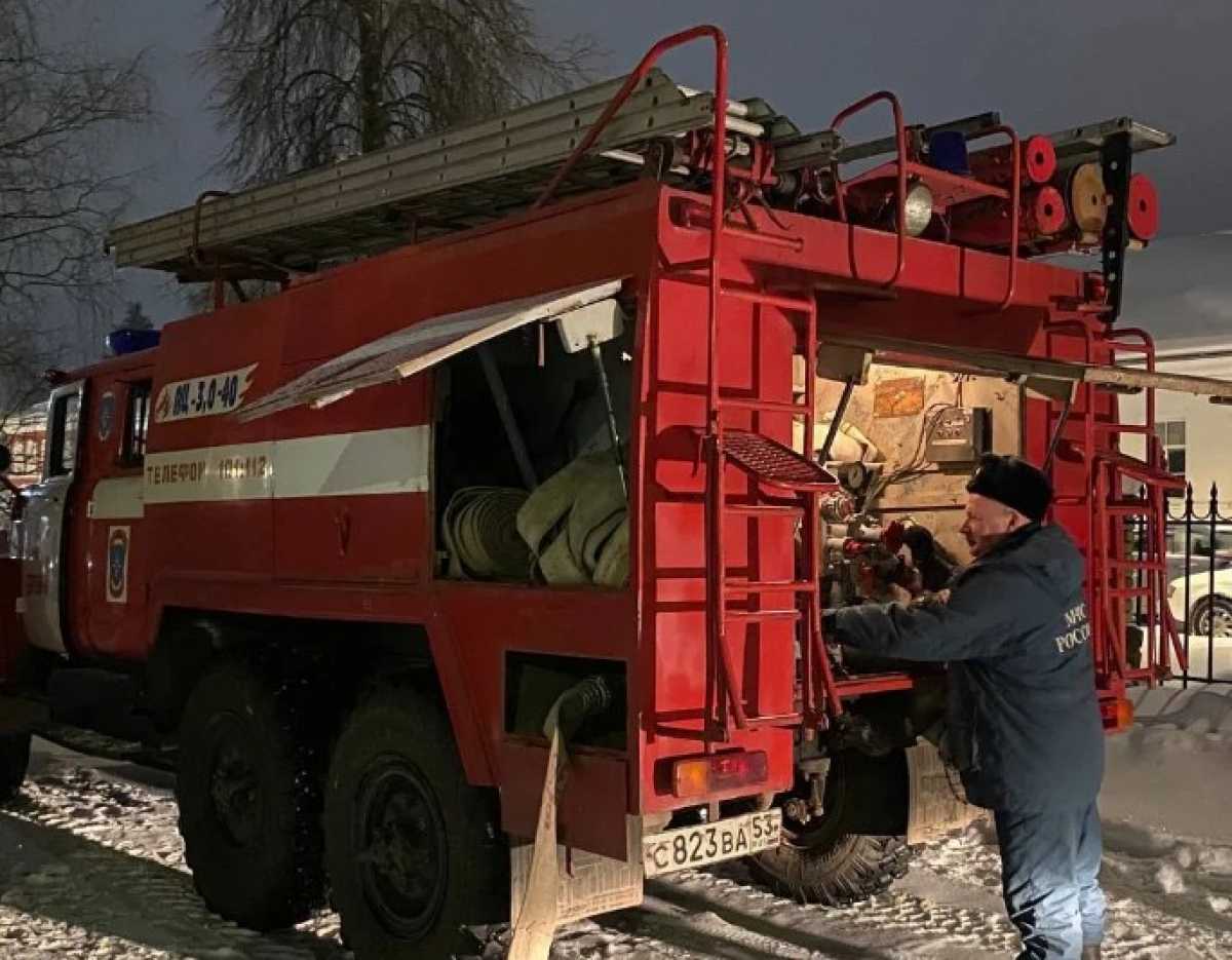 Пожарные потушили трансформаторную подстанцию в Боровичском округе