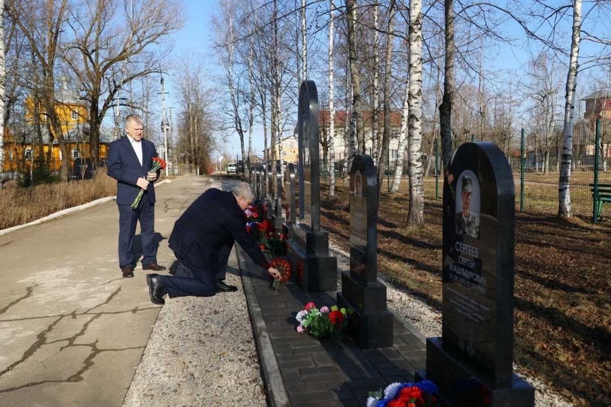 Александр Дронов возложил цветы к братскому захоронению в посёлке Волот