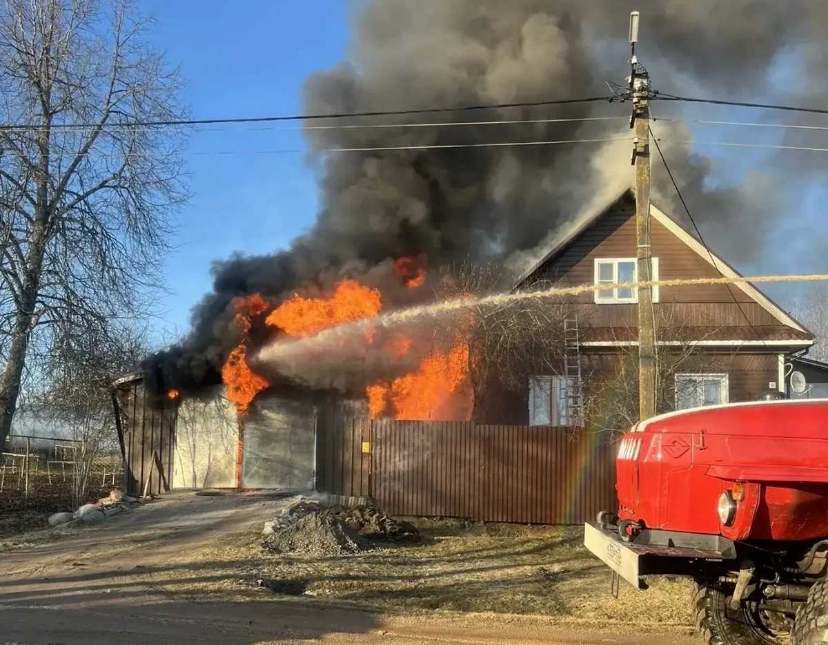 Пожарные потушили два жилых дома – в Окуловке и Любытинском округе