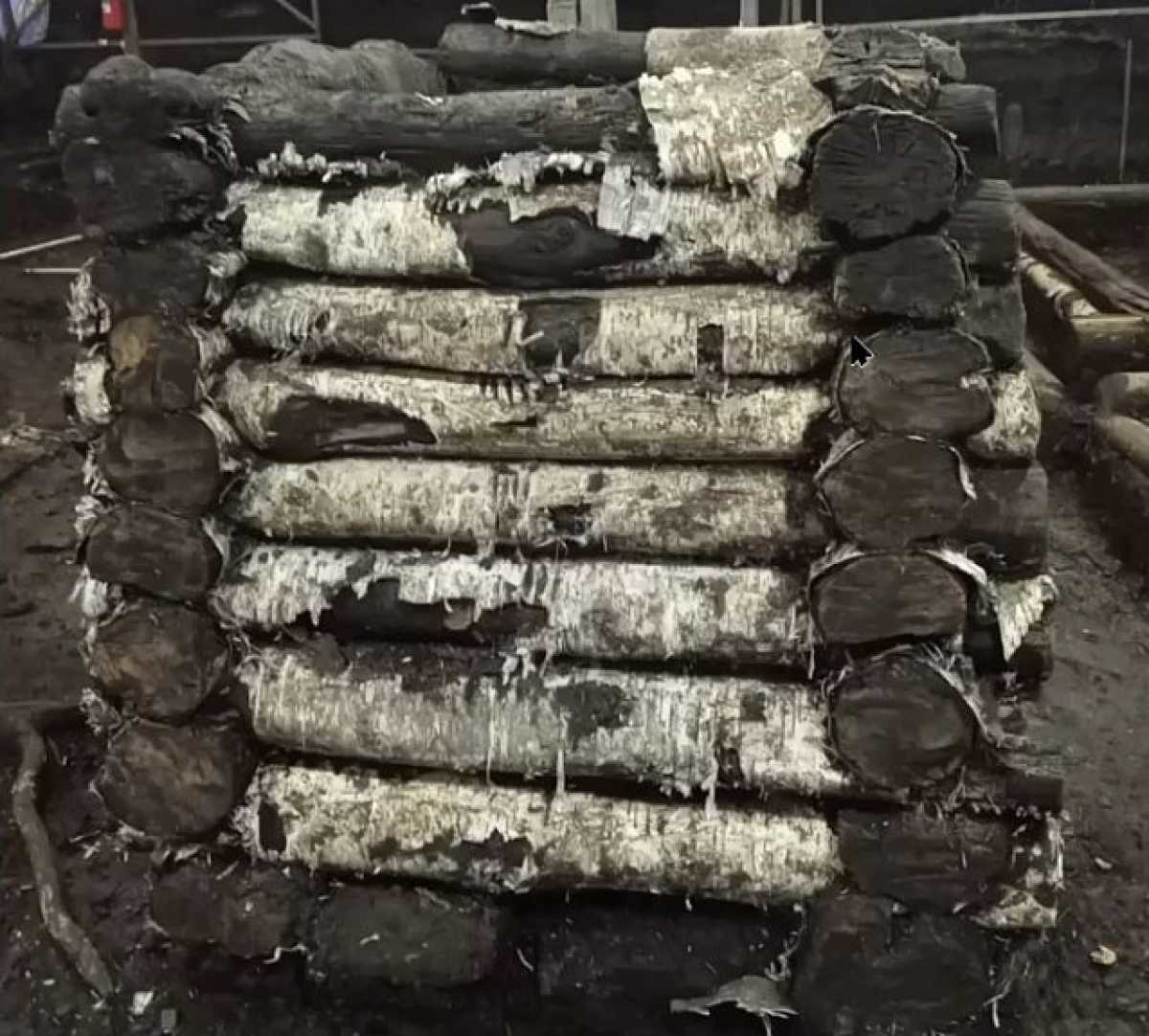 Колодец XII-XIII веков с обломками посуды нашли в Великом Новгороде