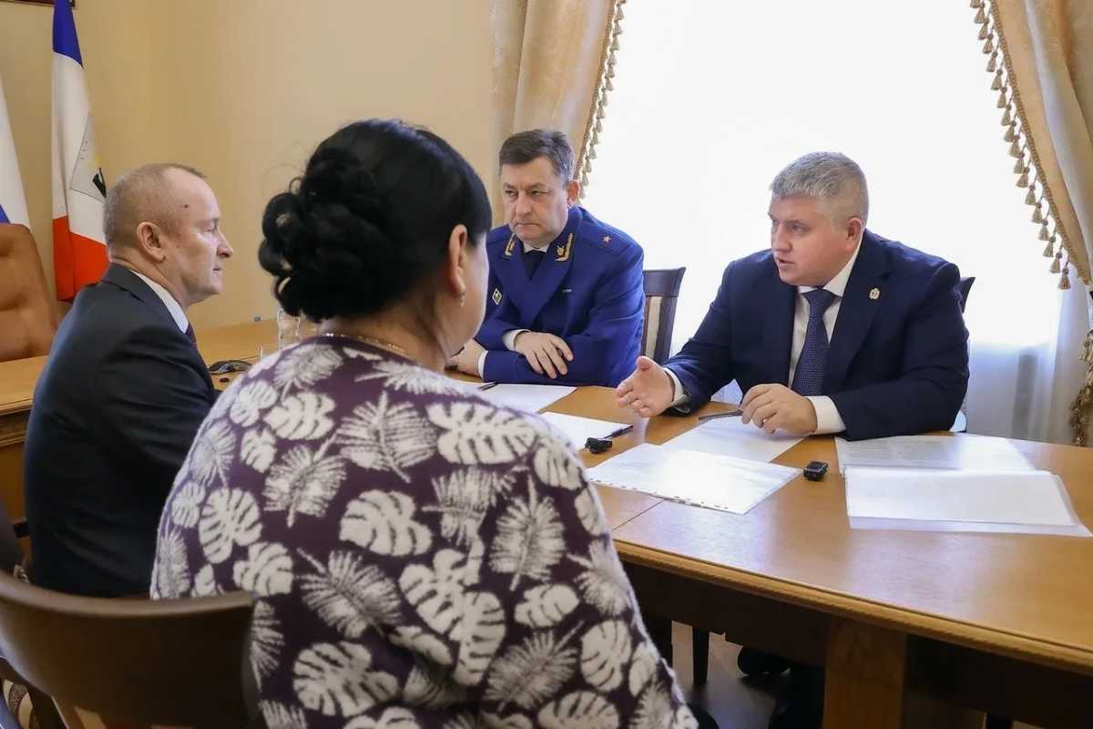 Топиарий «Земной шар в руке» и сцена появятся на Праздничной площади в посёлке Батецкий