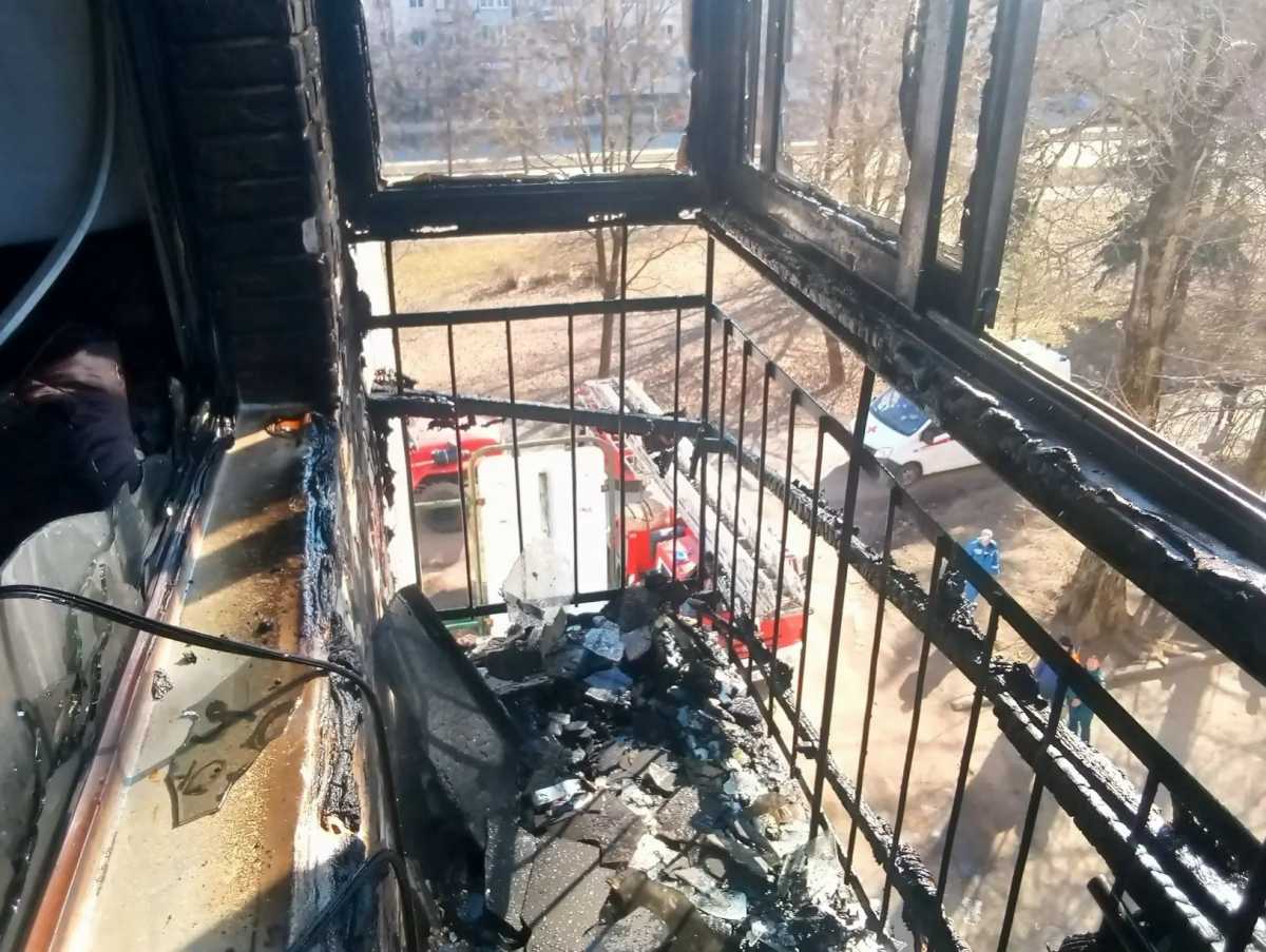 На улице Ломоносова загорелся балкон на четвëртом этаже
