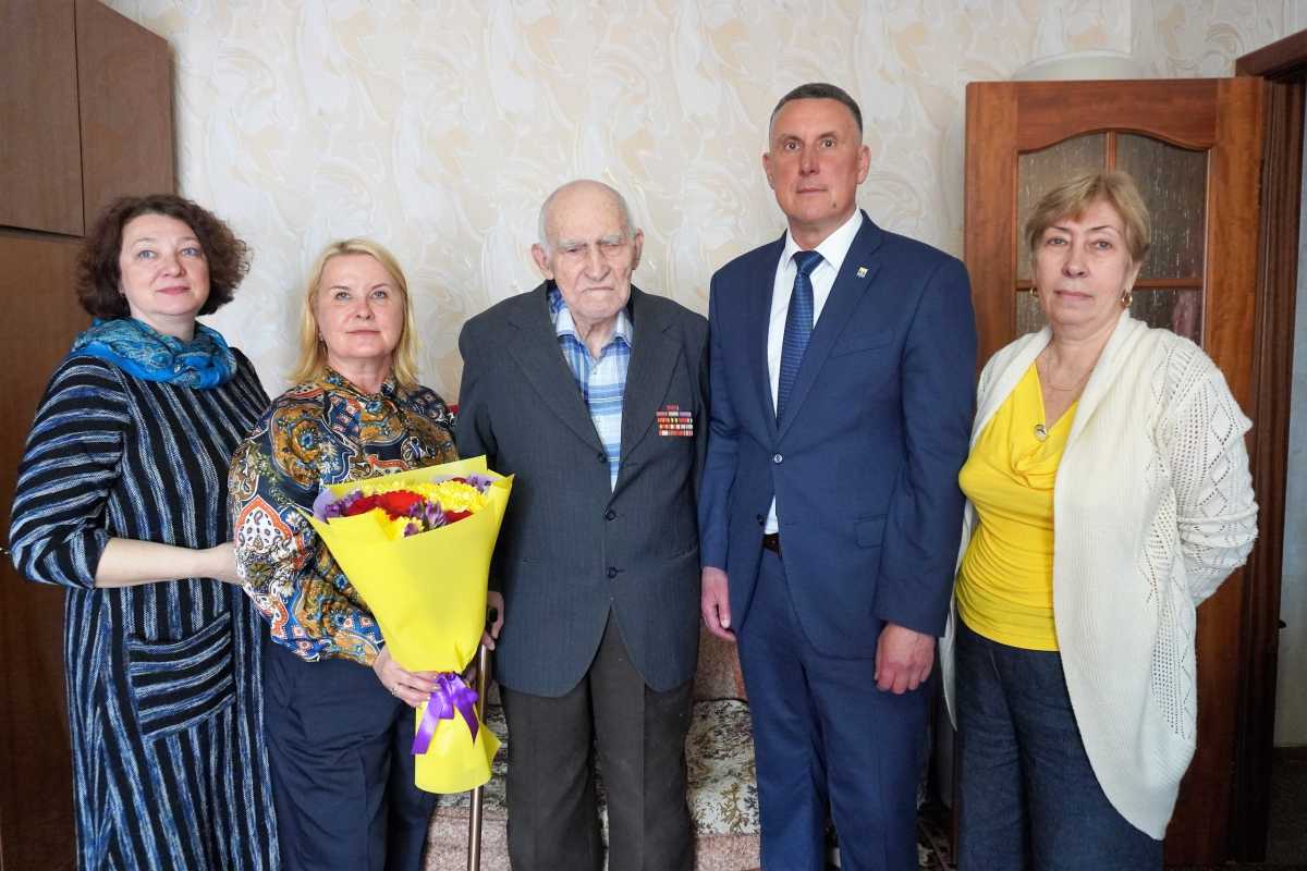 Новгородец Алексей Можаев принимает поздравления с вековым юбилеем
