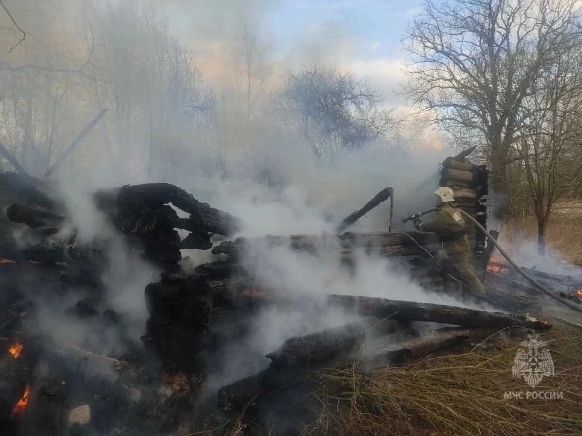 В горевшем вагончике в Боровичском округе пострадал мужчина