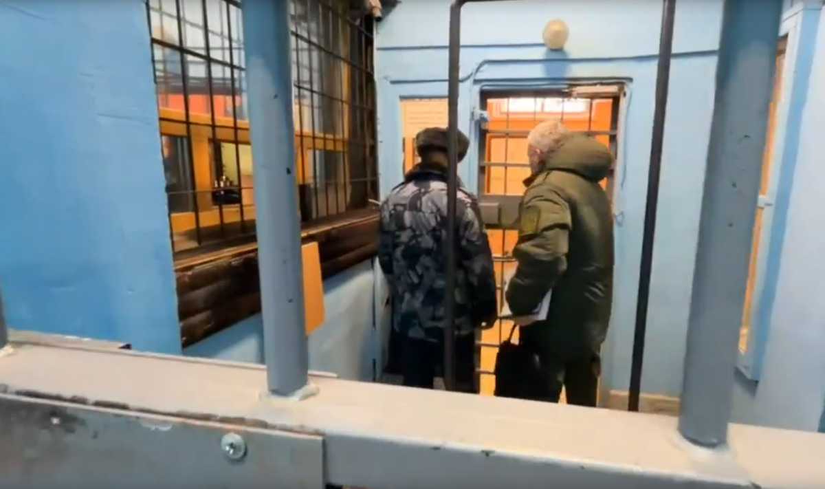 Экс-заместителя начальника новгородской колонии будут судить за превышение полномочий