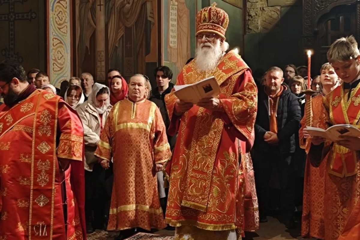 В Софийском соборе в Великом Новгороде прошло ночное пасхальное богослужение