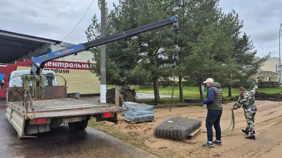 У стадиона в Старой Руссе строят спортплощадку ГТО